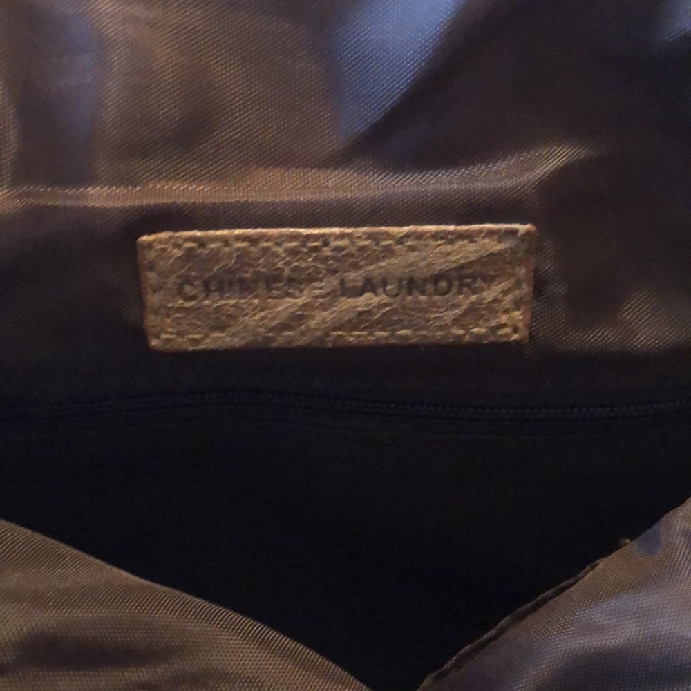 Chinese Laundry cream faux fur bag kiss lock w/brass chain and faux suede trim - Picture 5 of 7
